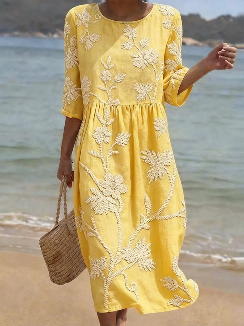 Cynthia | Casual women's dress with floral print.